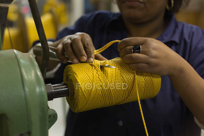 Primer plano del trabajador que trabaja en la industria de fabricación de cuerdas - foto de stock