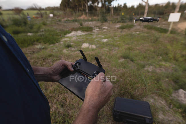 Primo piano del boscaiolo che opera con drone nella foresta — Foto stock