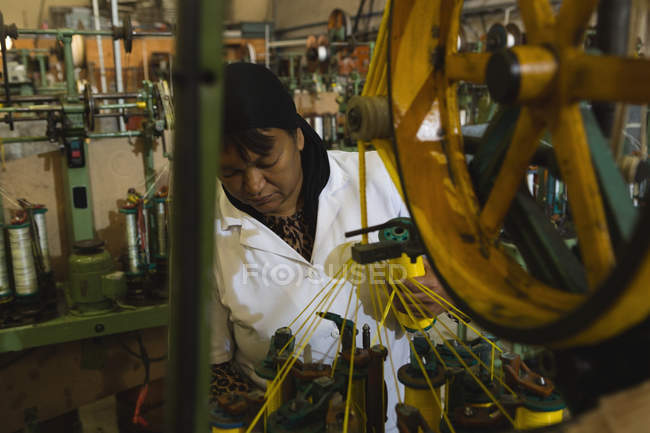 Travailleur attentif travaillant dans l'industrie de la fabrication de cordes — Photo de stock