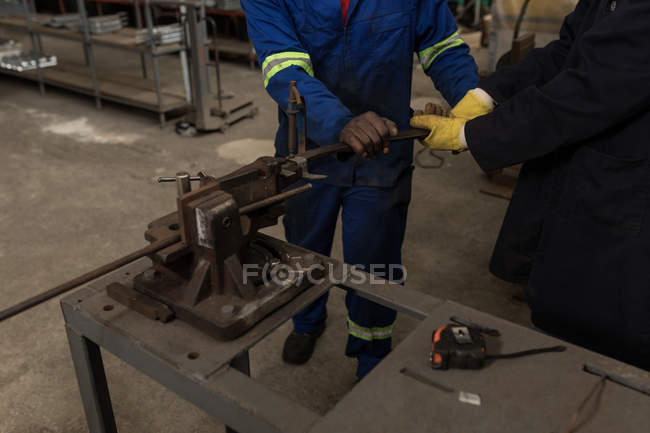 Sección baja de herrero trabajando en taller - foto de stock