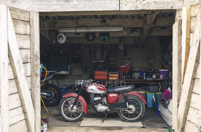 Moto de pie en el garaje de reparación - foto de stock