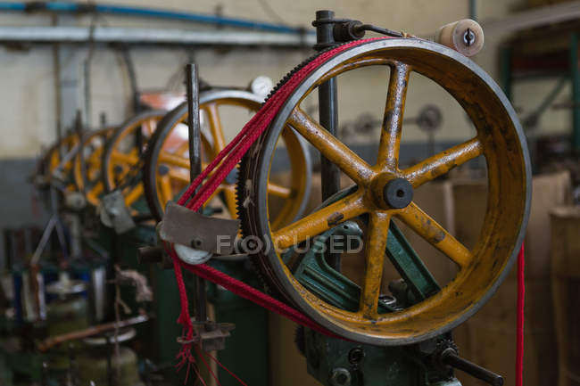 Крупный план петельной машины в производстве веревок — стоковое фото