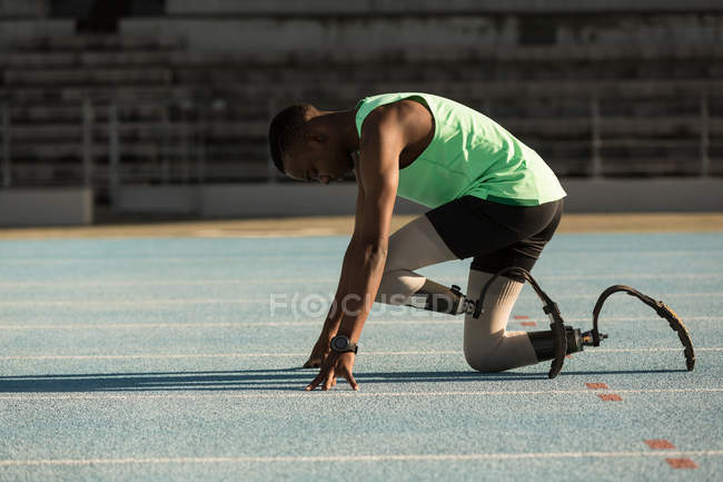 Atleta disabile pronto per la gara su una pista da corsa — Foto stock