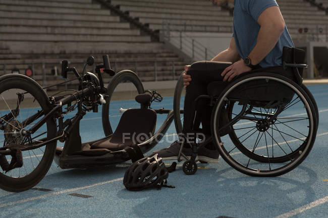 Homem atleta com deficiência com cadeira de rodas em uma pista de corrida — Fotografia de Stock