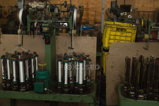 Primer plano de la máquina de rollo de hilo en la industria de fabricación de cuerdas - foto de stock