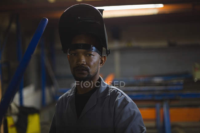 Portrait de travailleur debout dans l'industrie de fabrication de corde — Photo de stock