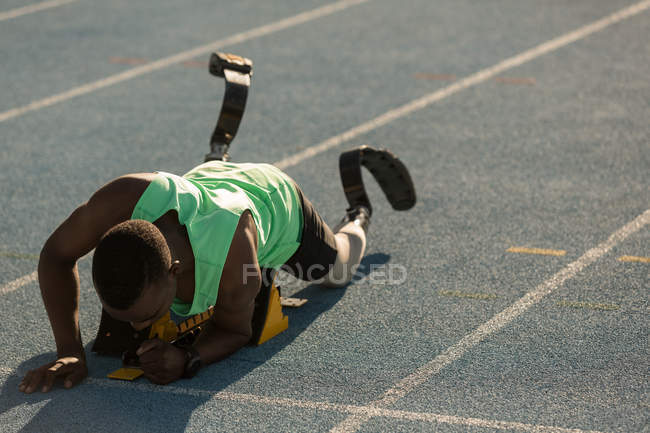 Disabled athlete preparing for the race on a running track — Stock Photo