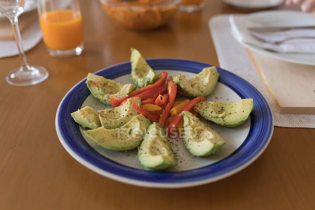 Nahaufnahme von in Scheiben geschnittener Avocado und Paprika in einem Teller — Stockfoto