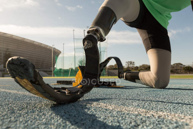 Desativado atleta se preparando para a corrida em uma pista de corrida — Fotografia de Stock