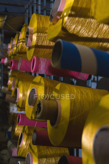 Rolo de rosca em rack na indústria de fabricação de cordas — Fotografia de Stock