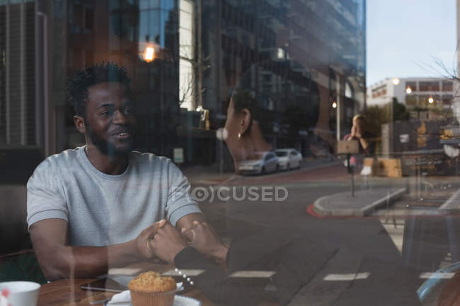 Романтична пара взаємодіє один з одним в кафе — стокове фото