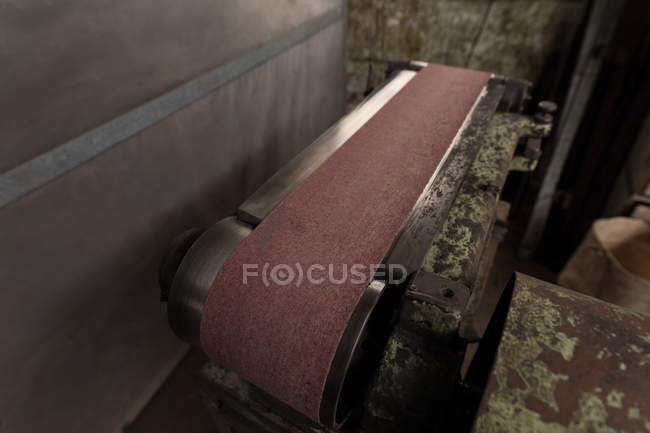 Primer plano de la máquina de pulido de metal en el taller - foto de stock