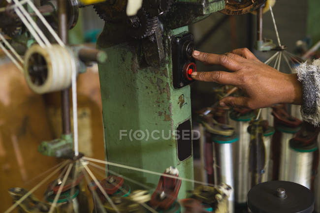 Close-up de trabalhador operando máquina tear na indústria de fabricação de cordas — Fotografia de Stock