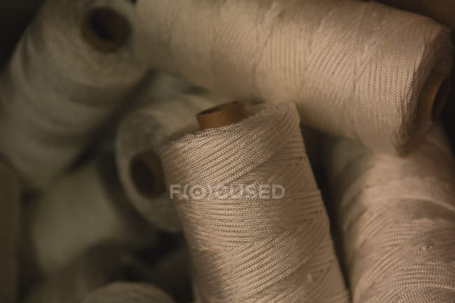 Primer plano de los rodillos de rosca en la industria de fabricación de cuerdas - foto de stock