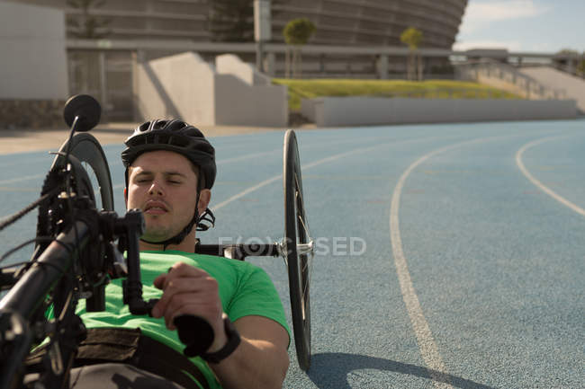 Behindertensportler rast im Rollstuhl auf Rennstrecke — Stockfoto