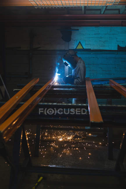 Aufmerksame Arbeiter mit Schweißbrenner in der Seilerei-Industrie — Stockfoto