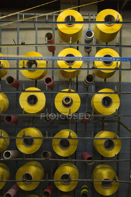 Rolo de rosca organizado em rack na indústria de fabricação de cordas — Fotografia de Stock