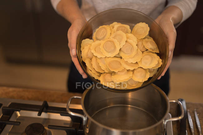 Femme préparant la nourriture dans la cuisine à la maison — Photo de stock