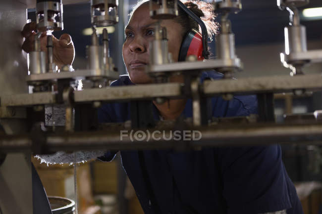 Travailleur attentif travaillant dans l'industrie de la fabrication de cordes — Photo de stock