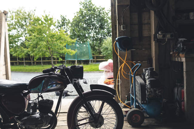 Moto debout dans le garage de réparation — Photo de stock