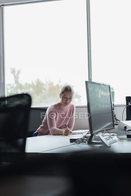 Концентрированная деловая женщина, работающая в офисе — стоковое фото