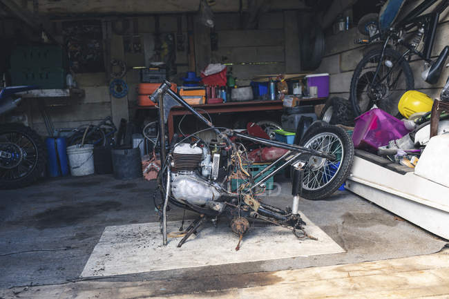 Детали мотоцикла в ремонтном гараже — стоковое фото