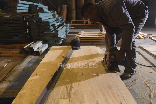 Vue latérale du travailleur travaillant dans l'industrie de fabrication de cordes — Photo de stock