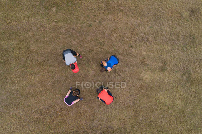 Kopf der Gruppe von Menschen, die auf dem Feld üben — Stockfoto