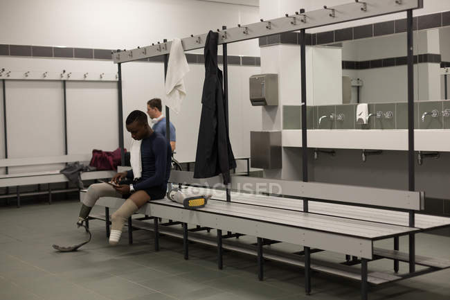 Zwei behinderte Sportler entspannen sich gemeinsam in der Umkleidekabine — Stockfoto