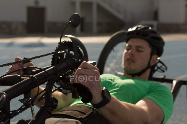 Гонки для инвалидов в инвалидной коляске на гоночной трассе — стоковое фото