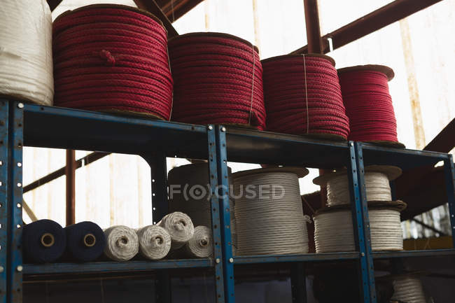 Rollo de cuerda arreglado en estante para paletas en la industria de fabricación de cuerdas - foto de stock