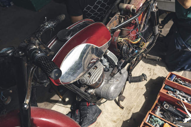 Gros plan de la moto dans le garage de réparation — Photo de stock