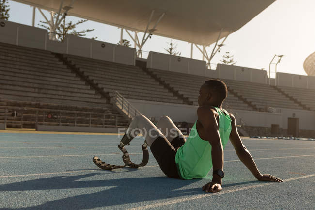 Müder Behindertensportler entspannt auf Laufstrecke — Stockfoto