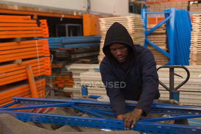 Працівник організовує стійку для палет у мотузковій промисловості — стокове фото