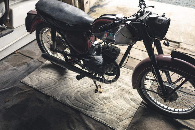 Moto em pé na garagem de reparação — Fotografia de Stock