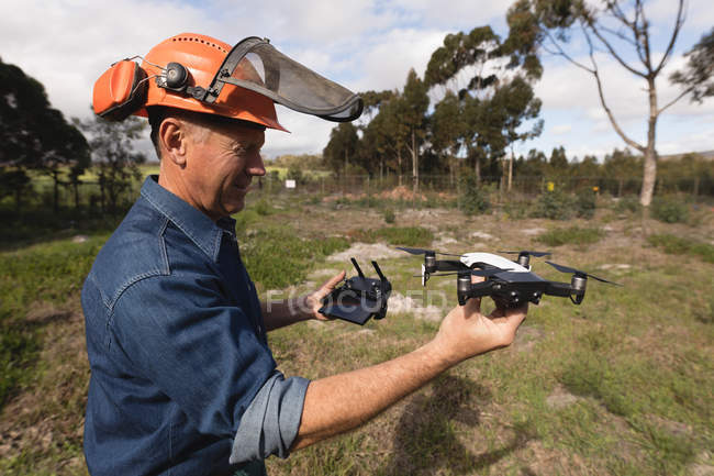 Vista lateral do drone operando lenhador na floresta — Fotografia de Stock