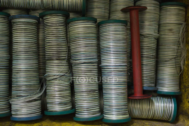 Primer plano de los rollos de rosca dispuestos en la industria de fabricación de cuerdas - foto de stock