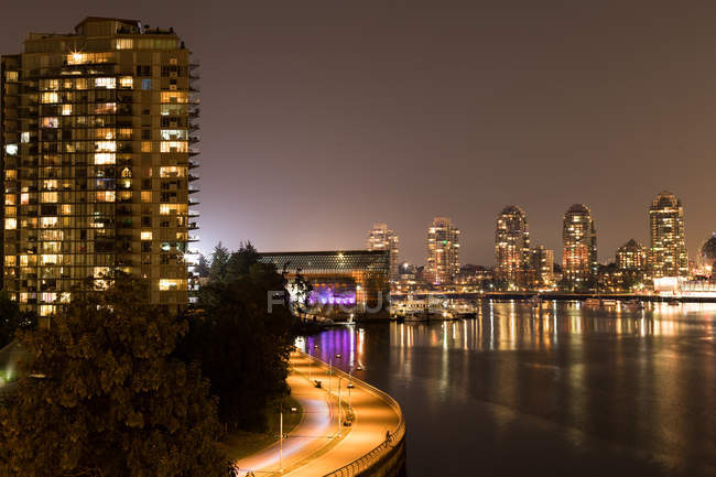 Moderne Innenstadt mit Lichterweg und Fluss — Stockfoto