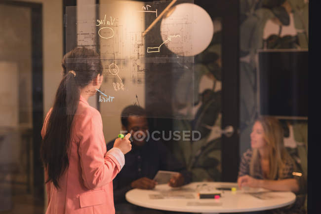 Geschäftsfrau bei einem Vortrag vor ihren Kollegen im Büro — Stockfoto