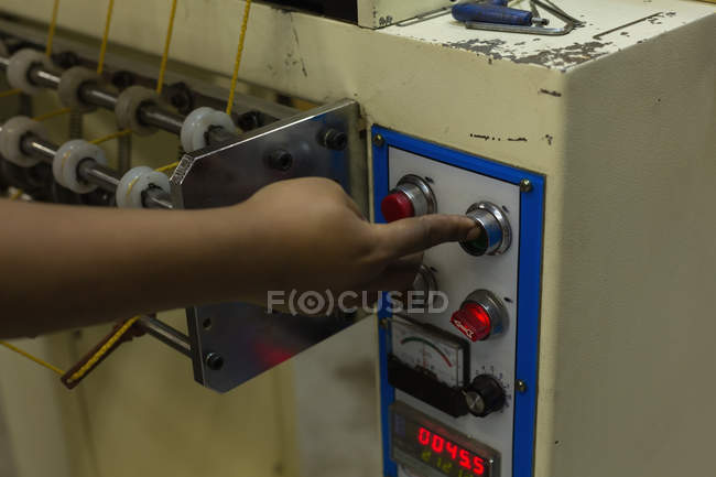 Nahaufnahme eines Arbeiters, der eine Webmaschine in der Seilerei bedient — Stockfoto