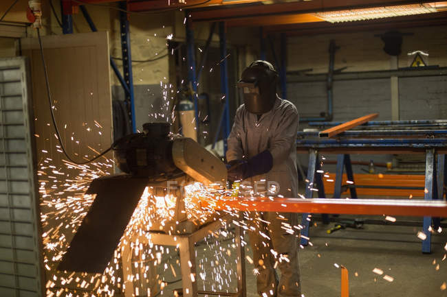 Trabalhador atento usando a máquina na indústria de fabricação de cordas — Fotografia de Stock