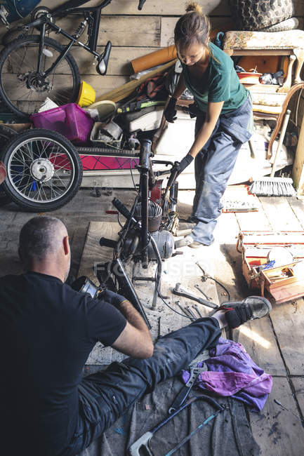 Aus der Vogelperspektive: Mechaniker repariert Motorrad in Garage — Stockfoto