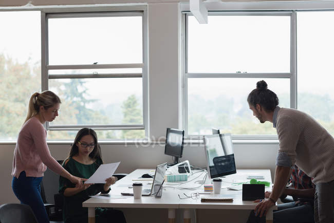 Четверо бизнесменов работают в офисе — стоковое фото