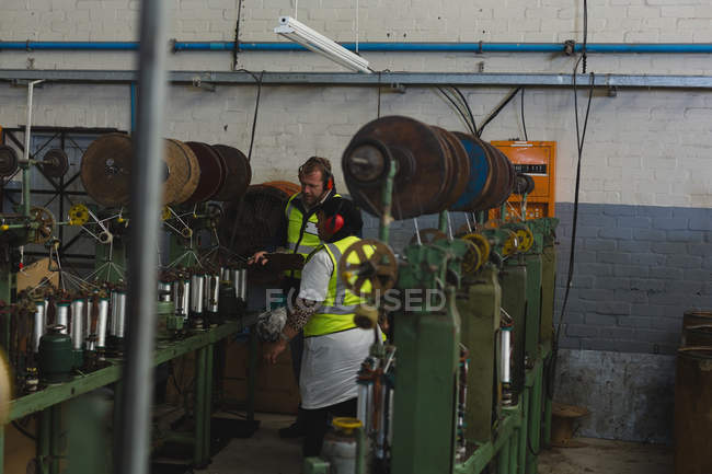 Trabalhadores atentos que trabalham na indústria de fabricação de cordas — Fotografia de Stock