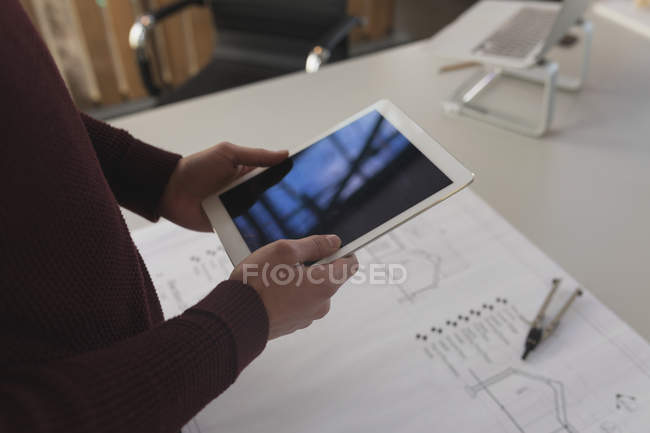 Sección media de gente de negocios que usa tabletas digitales invisibles en reuniones - foto de stock