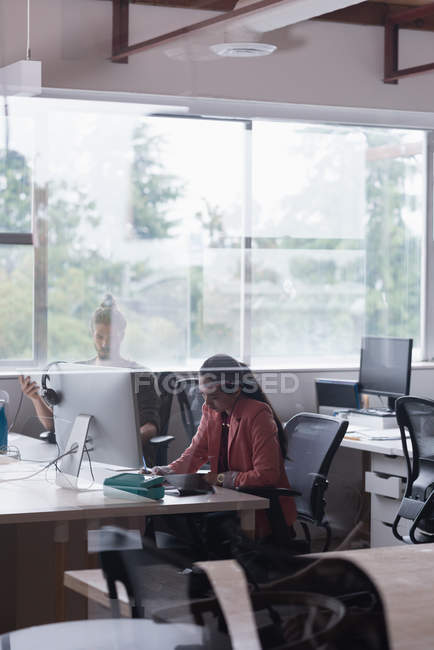 Des hommes d'affaires concentrés travaillant dans le bureau — Photo de stock
