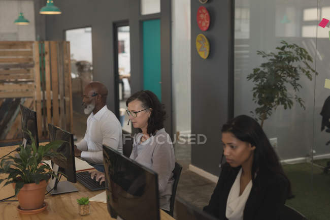 Führungskräfte arbeiten mit Headset am Schreibtisch im Büro — Stockfoto