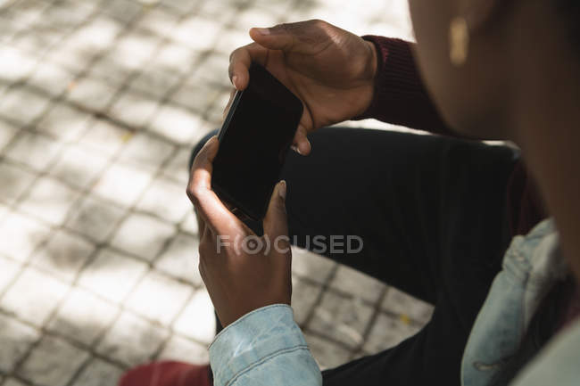 Крупный план пары с помощью мобильного телефона на городской улице — стоковое фото