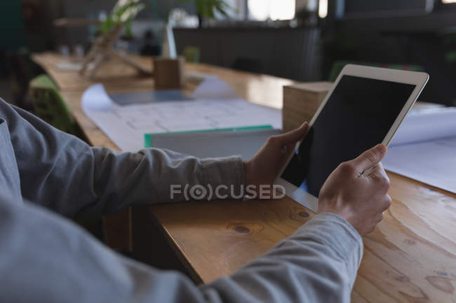 Sección media de gente de negocios que usa tabletas digitales invisibles en reuniones - foto de stock