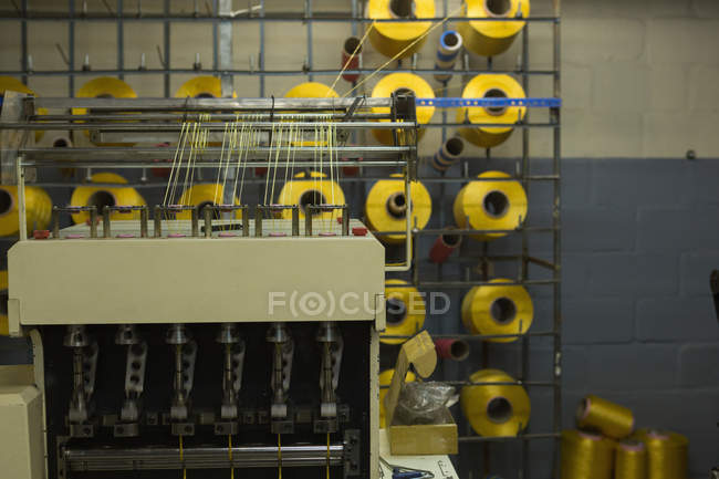 Rotolo di filo organizzato in scaffale per pallet nell'industria della produzione di corde — Foto stock